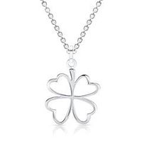 cadena con colgante de plata en forma de trebol