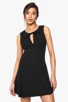vestido mini entallado plisado con abertura redonda negro