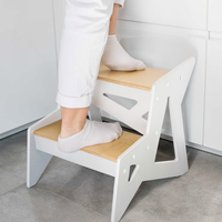 taburete de madera diseno geometrico blanco