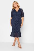 yours london vestido azul marino de encaje con escote cruzado mujer curvy y tallas grandes yours london