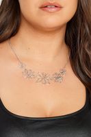 collar plateado contorno de flores
