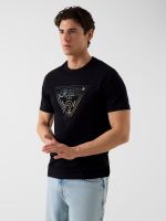camiseta con logo de triangulo