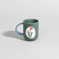 taza de gres verde con flor en relieve