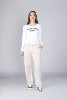 pantalones cargo con pedrería en los bolsillos. oat