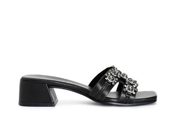 zapatilla de piel con complemento joya black