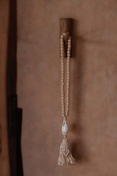 Collar de madera y concha en beige 70x6x5 cm