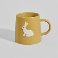 taza de gres amarillo con conejo en relieve