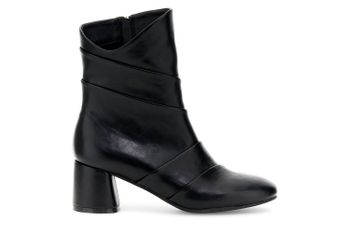 botines de corte asimétrico black