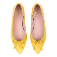 bailarina con punta alargada en piel labrada acharolada amarillo y cordon grueso