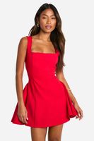 vestido mini con escote cuadrado y falda con vuelo rojo