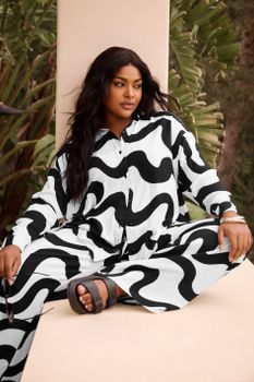 Yours Camisa Playera Blanca Y Negra De Ondas, Mujer Curvy Y Tallas Grandes, Yours