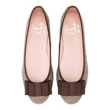 Bailarina plana en ante labrado beige con lazo zapatero marrón oscuro.