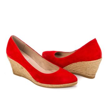 Alpargata roja cerrada en ante con cuña. Modelo: Teva.