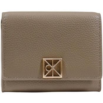 Calvin Klein Jeans Cartera EMBLEM HW PEBBLE TRIFOLD W/ZIP LV04F1128G para mujer