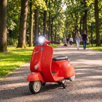 moto electrica infantil licencia vespa con ruedines rojo aiyaplay