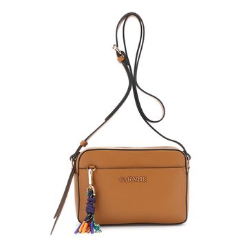 bolso para cámara con efecto piel saffiano y charms multicolores tan