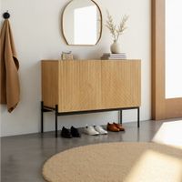 zapatero de madera clara con puertas abatibles