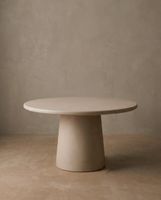 mesa de comedor redonda de microcemento tono beige 140x75cm