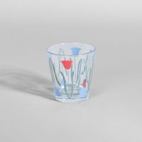 vaso de vidrio con flores multicolores