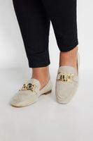 mocasines anchos de antelina beige con cadena dorada