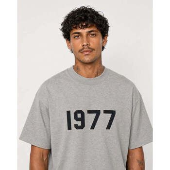 Fear Of God Tops y Camisetas Essentials (SS22) T-Shirt Dark Oatmeal 1977 para hombre