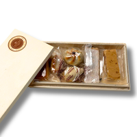 surtido de miniturrones y mazapanes en caja de madera - para