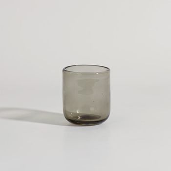 Vaso de vidrio gris