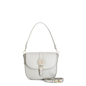 bolso bandolera de piel martillada con solapa con logo de metal sage