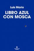 libro azul con mosca