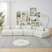 sofa modular de chenilla curvo beige cuatro plazas y dos cojines