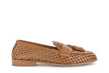 mocasines de piel perforada con borlas tan