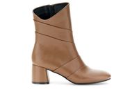 botines de corte asimetrico taupe