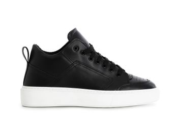 zapatillas de hombre de piel con cordones. black