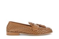 mocasines de piel perforada con borlas tan
