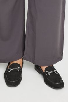 Mocasines Anchos De Antelina Negra Con Estribo Plateado