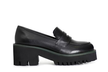 mocasín de piel para mujer con suela negra y ribete de color. black/green