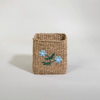 Cesta de almacenaje con flores bordadas
