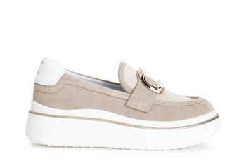 mocasín de ante, accesorio esmaltado multi beige