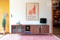 mueble de tv de madera oscura y metal dorado de 4 puertas