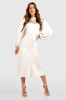 vestido midi de raso con cuello alto y mangas de globo beige