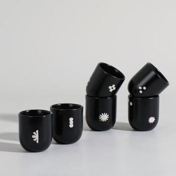 Caja de 6 tazas de gres negro con motivos