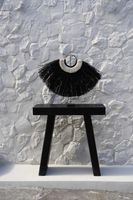 objeto decorativo de hierba y concha en negro y marron 80x10x65cm