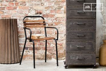 Silla industrial de madera marron con reposabrazos
