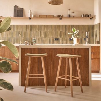 Lote de 2 taburetes de teca, asiento tapizado de terciopelo 75 cm
