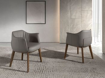 Silla moderna de polipiel gris con reposabrazos