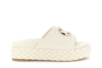 zapatilla con fondo trenzado y accesorio butter