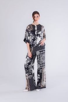 blusa estampada con cadena en las mangas. multicolor patchwork