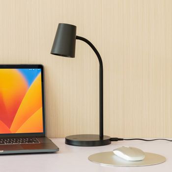 Lámpara de mesa led de plástico negro
