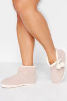 zapatilla ancha tipo bota rosa con pompones