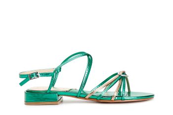 sandalias con doble cruce efecto laminado con accesorio emerald